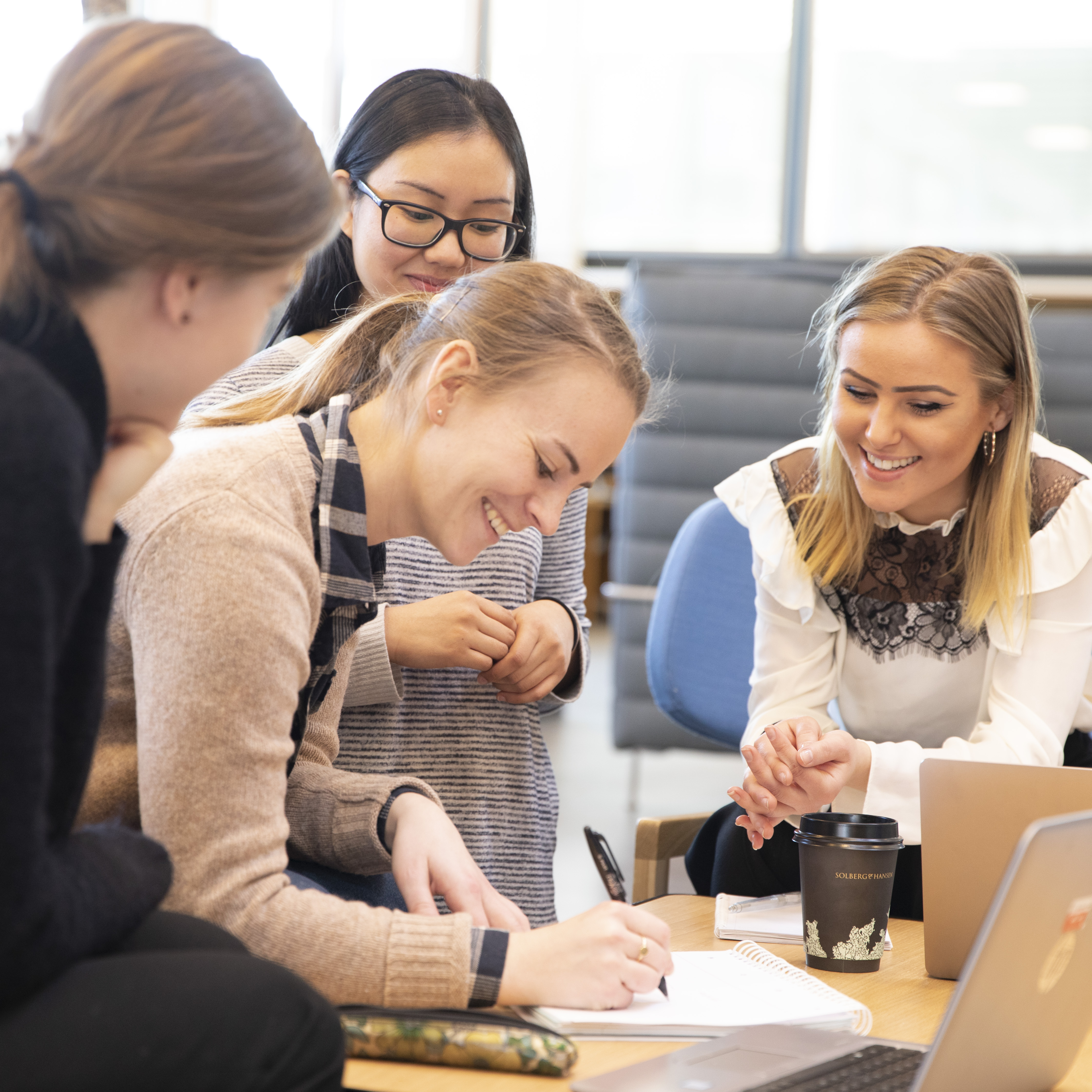 Studenter diskuterer tekstene sine